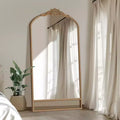 Klassischer Wandspiegel mit geschnitztem Rundbogen-Holzrahmen und unterem Rattanbereich, 37 in. W x 71 in. H, braun