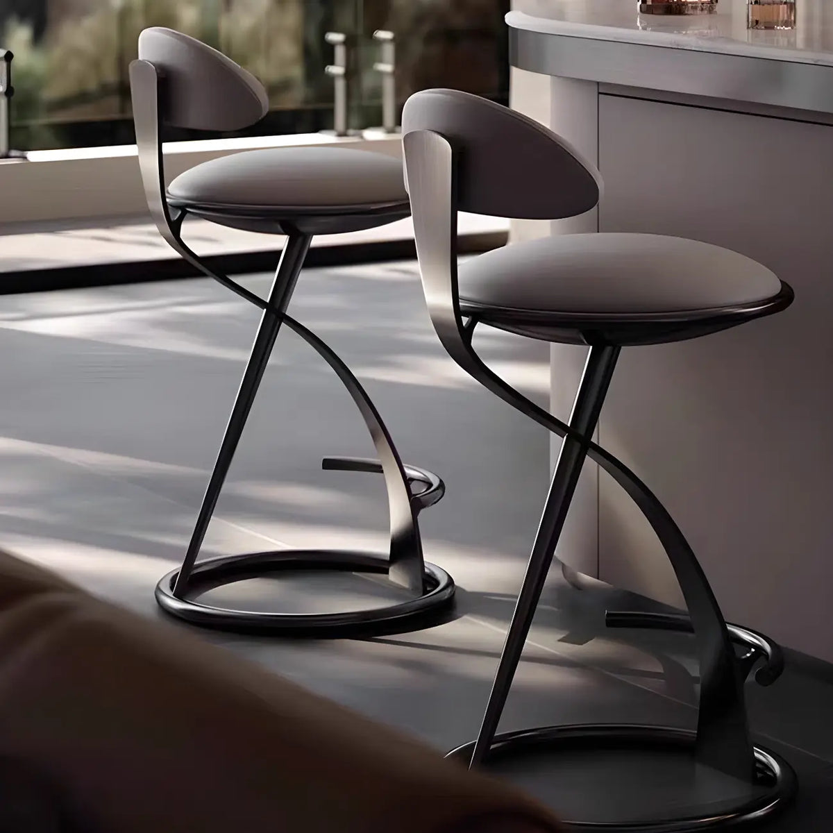 Luxe barkruk met strak beige leren zitvlak en goudkleurig metalen frame
