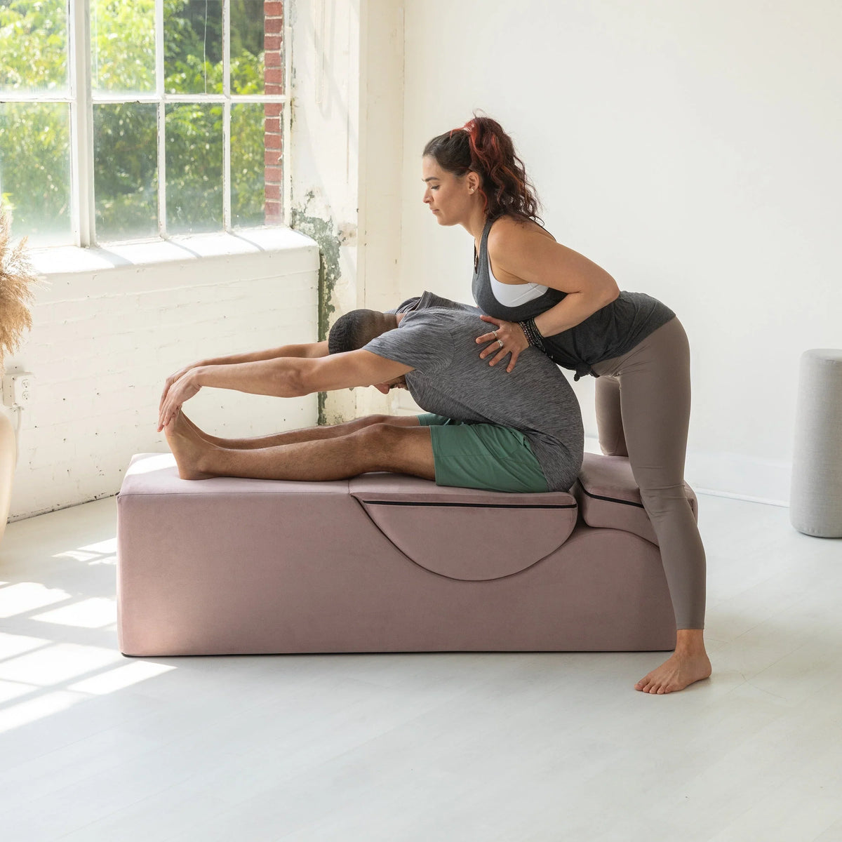 Avana Kami umwandelbare Chaiselongue / Yoga und Massage - 2-in-1-Hocker mit verstecktem ausklappbarem Yoga-Loungesessel, Mikrosamt - N/A