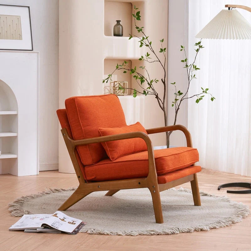 Gestoffeerde accentstoel in midcenturymoderne stijl