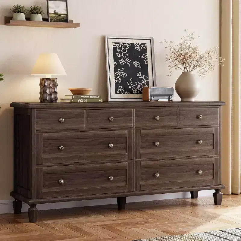 Kommode mit 8 Schubladen fürs Schlafzimmer, Vintage-TV-Kommode 59 mit geschnitzten Griffen und konischen Beinen, Holzkommode mit großem Stauraum