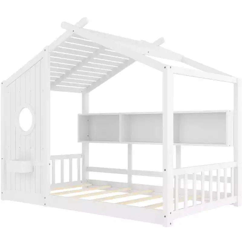 Vloerbed in huisjesvorm met ingebouwde opbergplanken en dak met latten