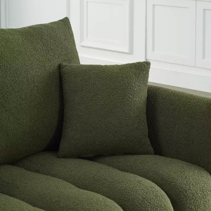 Nowoczesna 3-osobowa sofa GDFStudio Alanna 79.5 z tapicerką z tkaniny teddy i poduszkami