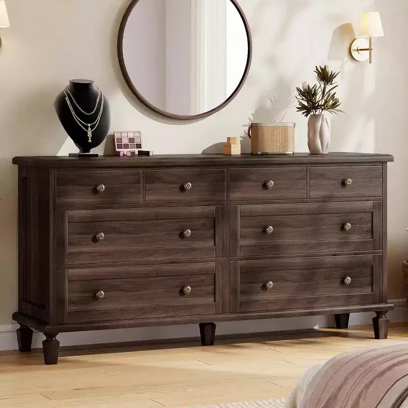 Kommode mit 8 Schubladen fürs Schlafzimmer, Vintage-TV-Kommode 59 mit geschnitzten Griffen und konischen Beinen, Holzkommode mit großem Stauraum