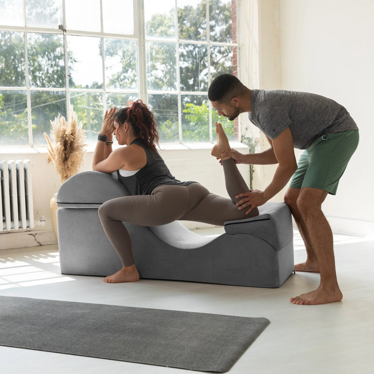 Avana Kami umwandelbare Chaiselongue / Yoga und Massage - 2-in-1-Hocker mit verstecktem ausklappbarem Yoga-Loungesessel, Mikrosamt - N/A