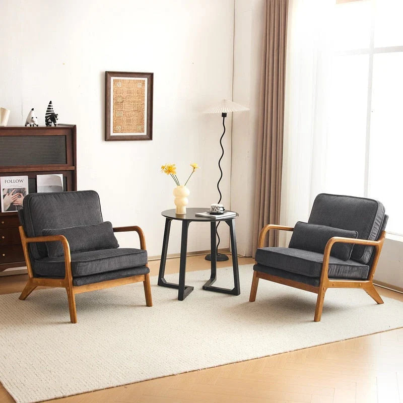 Gestoffeerde accentstoel in midcenturymoderne stijl