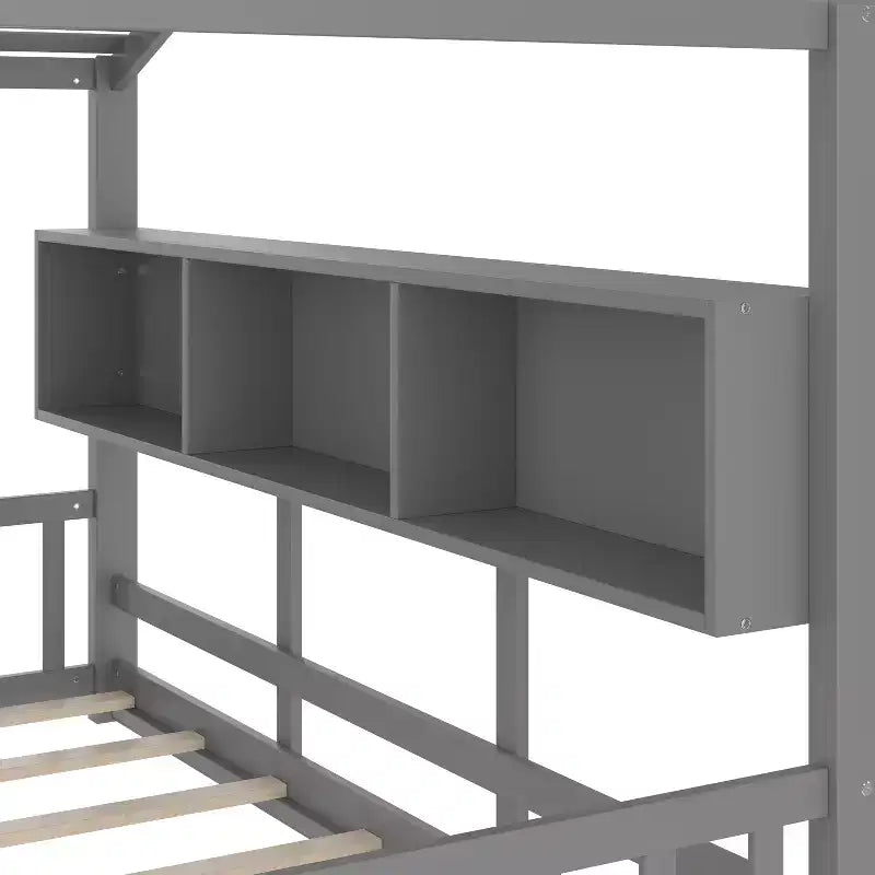 Vloerbed in huisjesvorm met ingebouwde opbergplanken en dak met latten