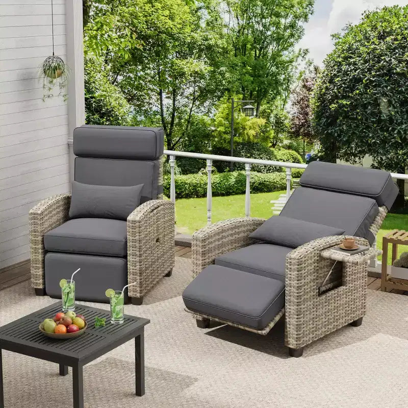 Outdoor-Relaxsessel, verstellbare Terrassenstühle mit verstellbarer Rückenlehne und Fußstütze, Lounge-Relaxsessel aus Rattan bis 150 mit hochklappbarem Tisch