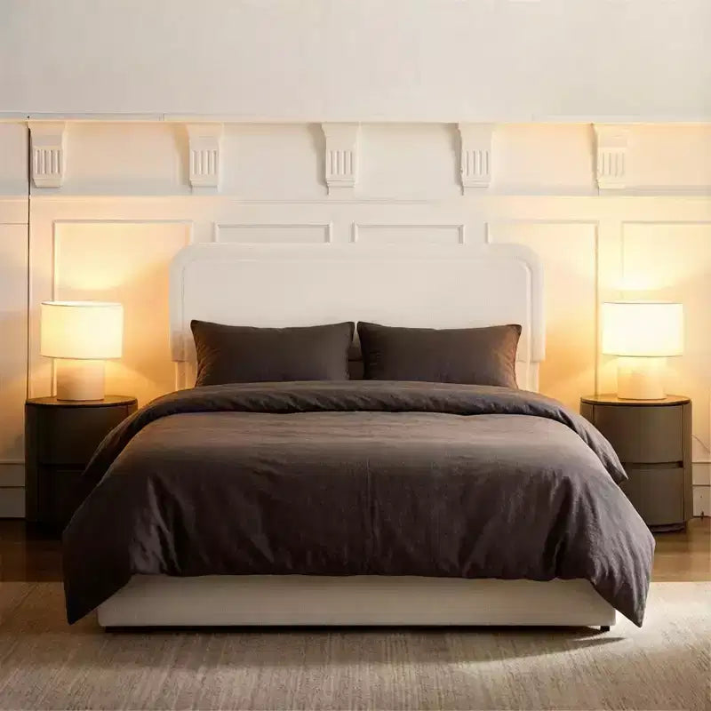 Modern queensize bed met bouclébekleding en opbergladen