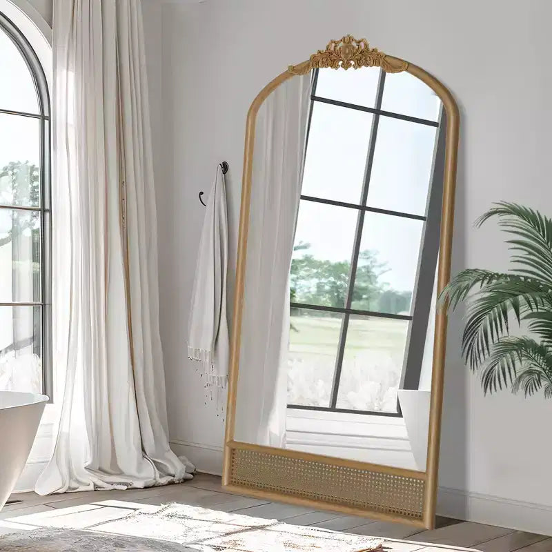 Klassieke wandspiegel met gebogen houten frame met houtsnijwerk en rieten onderkant in bruin, 37 in. W x 71 in. H