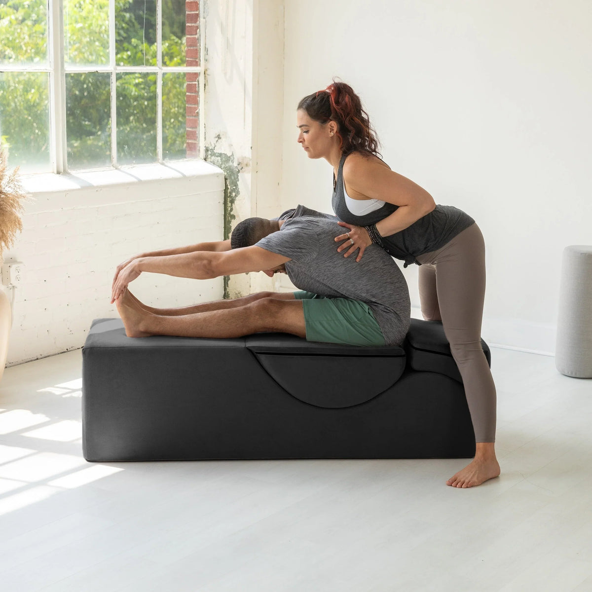 Avana Kami umwandelbare Chaiselongue / Yoga und Massage - 2-in-1-Hocker mit verstecktem ausklappbarem Yoga-Loungesessel, Mikrosamt - N/A