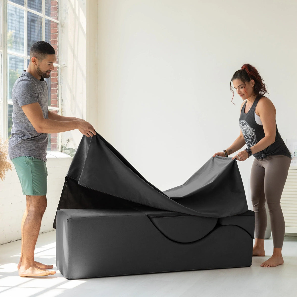 Avana Kami umwandelbare Chaiselongue / Yoga und Massage - 2-in-1-Hocker mit verstecktem ausklappbarem Yoga-Loungesessel, Mikrosamt - N/A