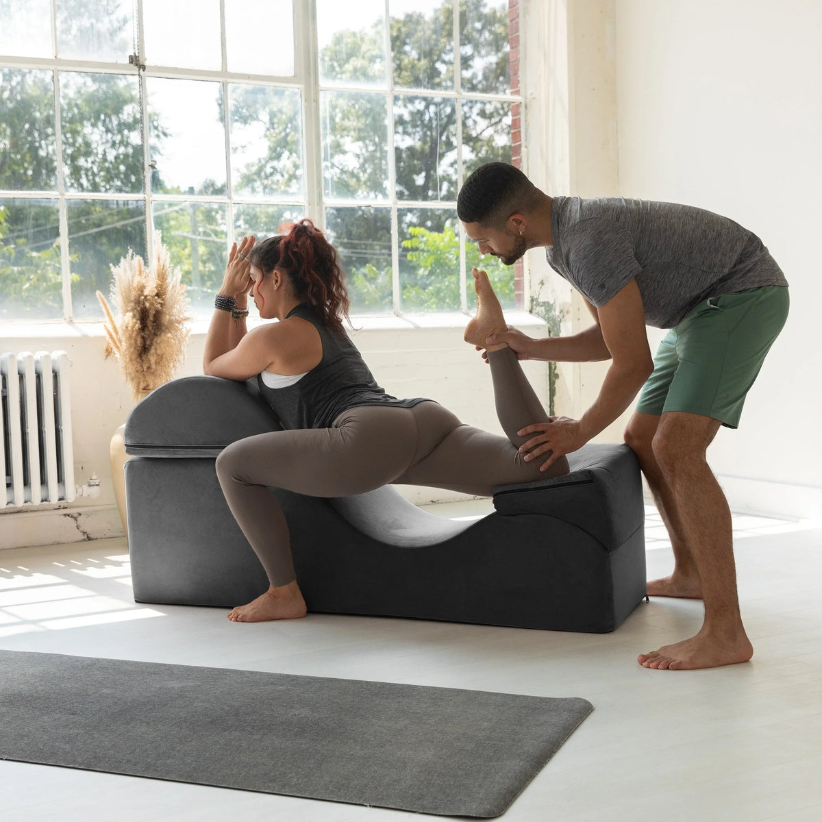 Avana Kami umwandelbare Chaiselongue / Yoga und Massage - 2-in-1-Hocker mit verstecktem ausklappbarem Yoga-Loungesessel, Mikrosamt - N/A