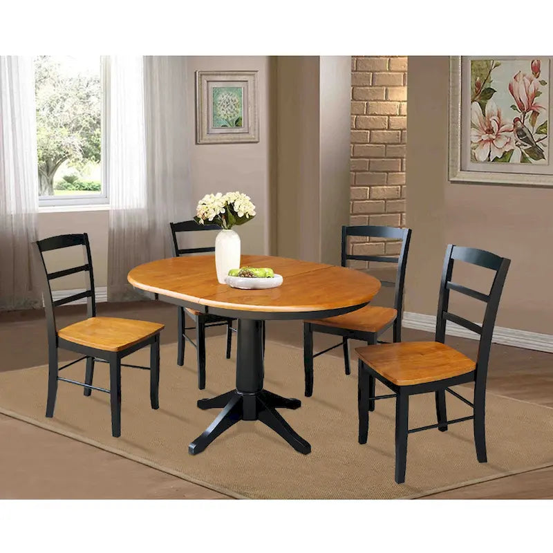Ronde uitschuifbare eettafel van 36 met 4 Madrid-stoelen