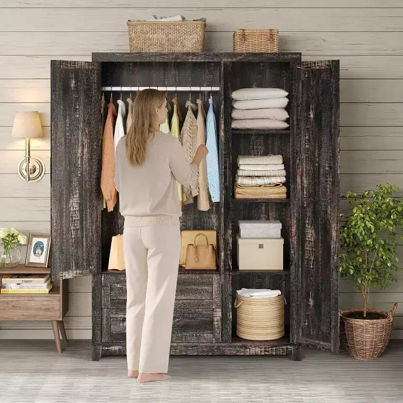 AMERLIFE 47-Zoll-Kleiderschrank im Landhausstil mit 3 Türen, 2 Schubladen, Kleiderstange und verstellbaren Einlegeböden, freistehender Kleiderschrank
