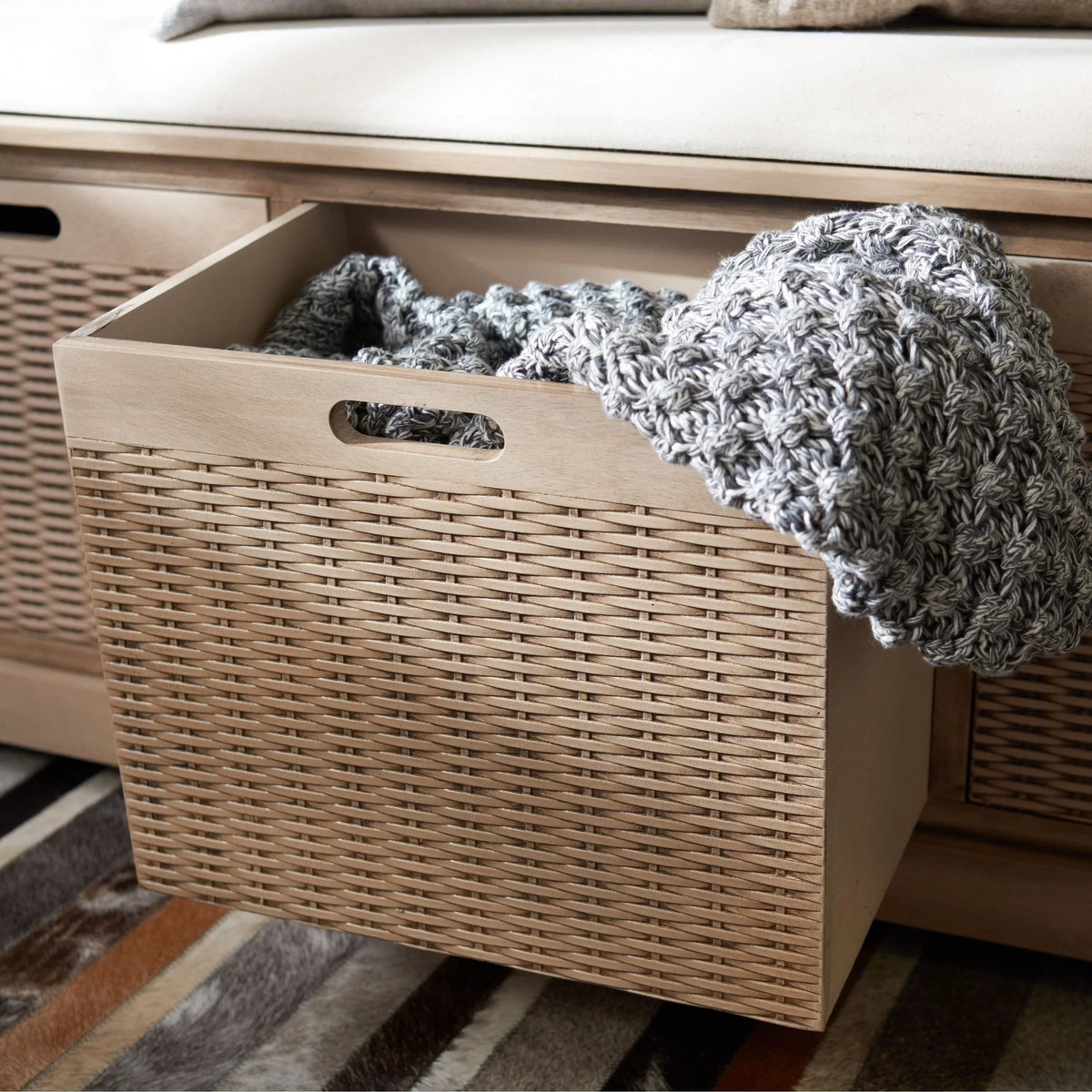 Panca contenitore SAFAVIEH Fiorello a 3 cassetti con cuscino - 47.3 W x 15 L x 19 H - 47Wx15Dx19H