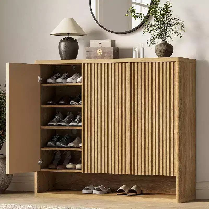 Meuble à chaussures avec portes cannelées et étagères réglables pour l’entrée ou le salon