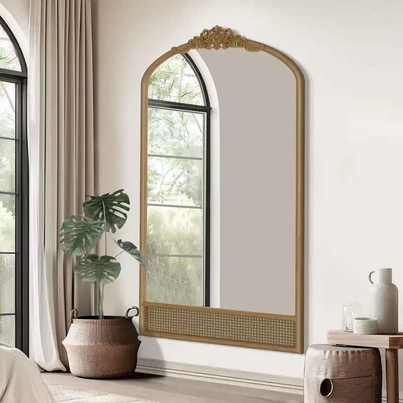 Klassieke wandspiegel met gebogen houten frame met houtsnijwerk en rieten onderkant in bruin, 37 in. W x 71 in. H
