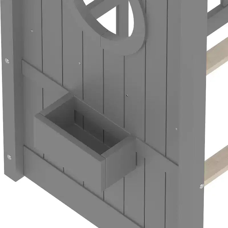 Vloerbed in huisjesvorm met ingebouwde opbergplanken en dak met latten