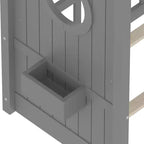 Vloerbed in huisjesvorm met ingebouwde opbergplanken en dak met latten