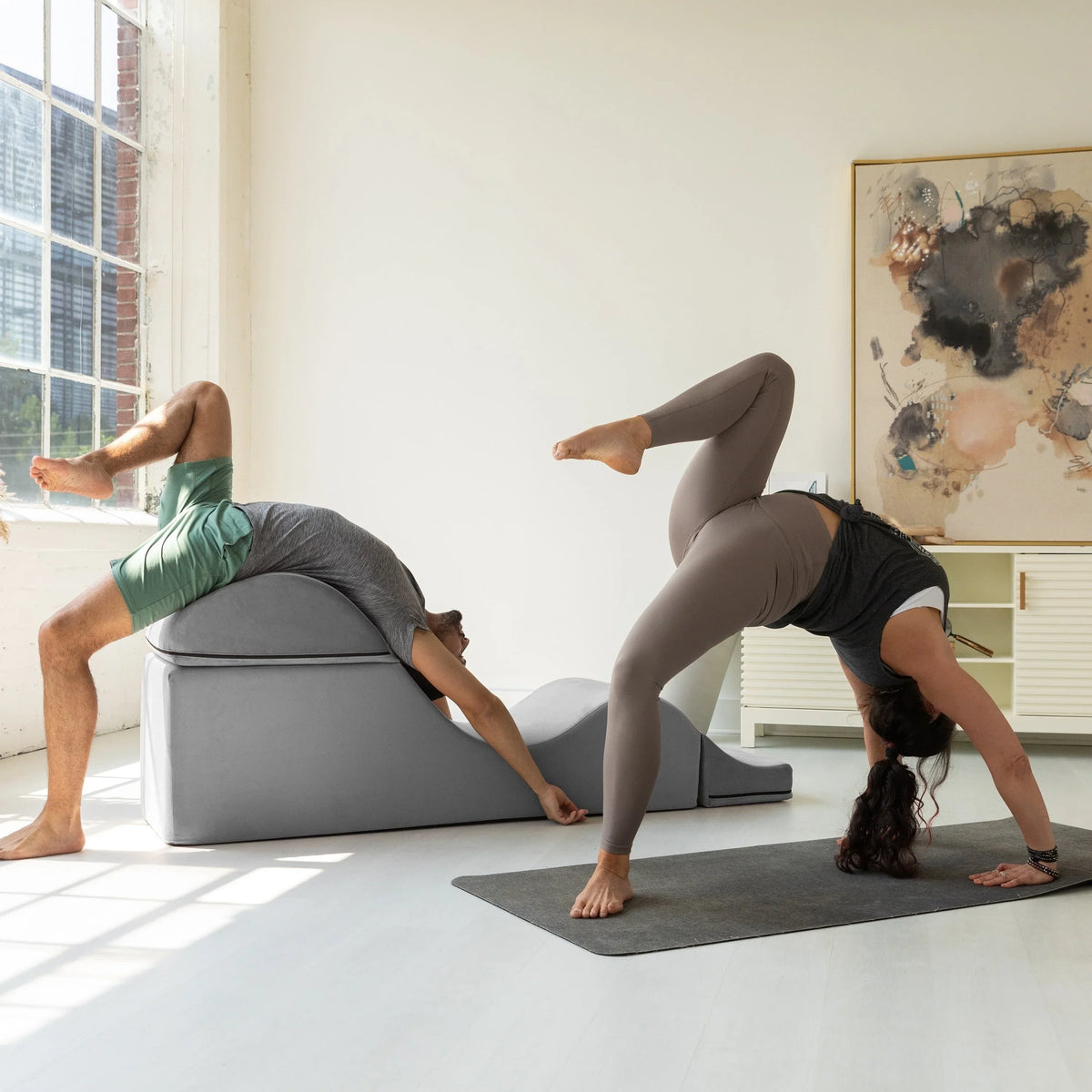 Avana Kami umwandelbare Chaiselongue / Yoga und Massage - 2-in-1-Hocker mit verstecktem ausklappbarem Yoga-Loungesessel, Mikrosamt - N/A