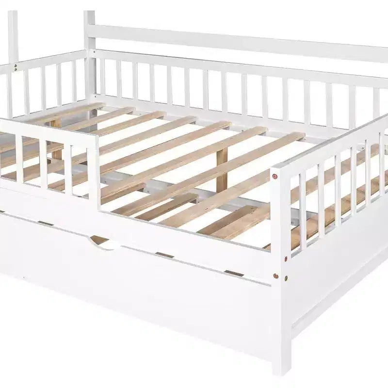 Struttura letto a casetta Acekool a una piazza e mezza con letto estraibile singolo, cassetti e ripiani contenitori, tetto e staccionata, letto a piattaforma per bambini, bianco