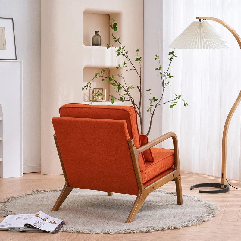 Gestoffeerde accentstoel in midcenturymoderne stijl
