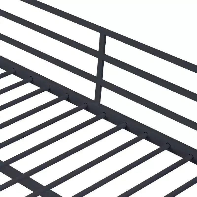 Lit mezzanine métallique simple avec barrières de sécurité et échelle plate