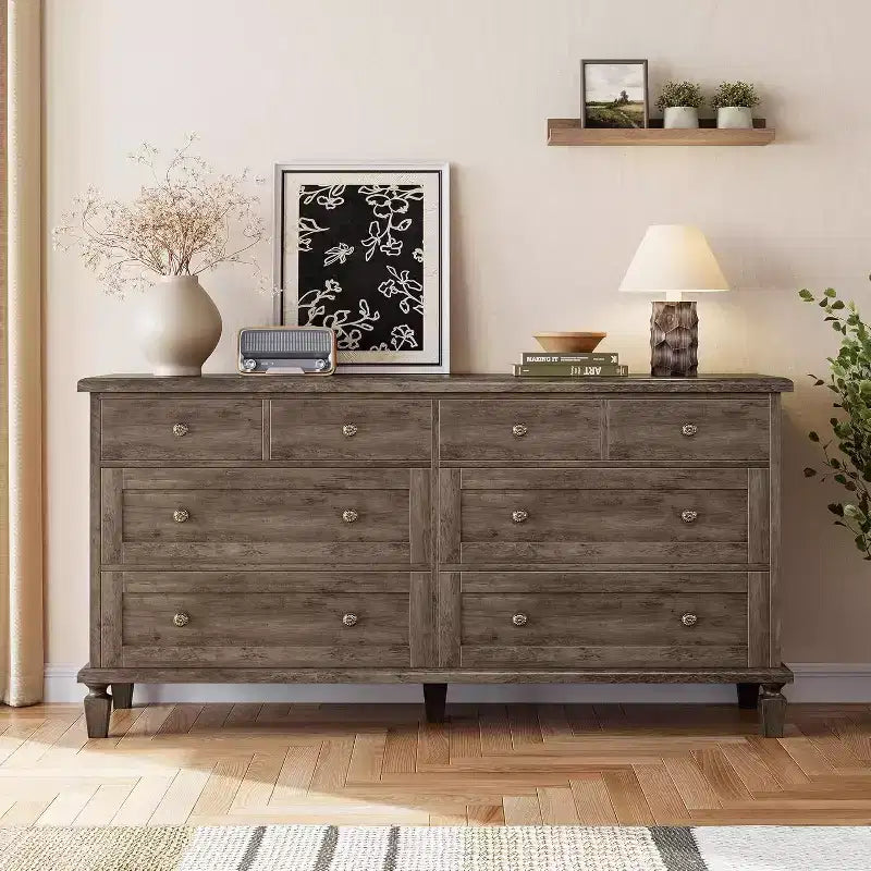 Kommode mit 8 Schubladen fürs Schlafzimmer, Vintage-TV-Kommode 59 mit geschnitzten Griffen und konischen Beinen, Holzkommode mit großem Stauraum