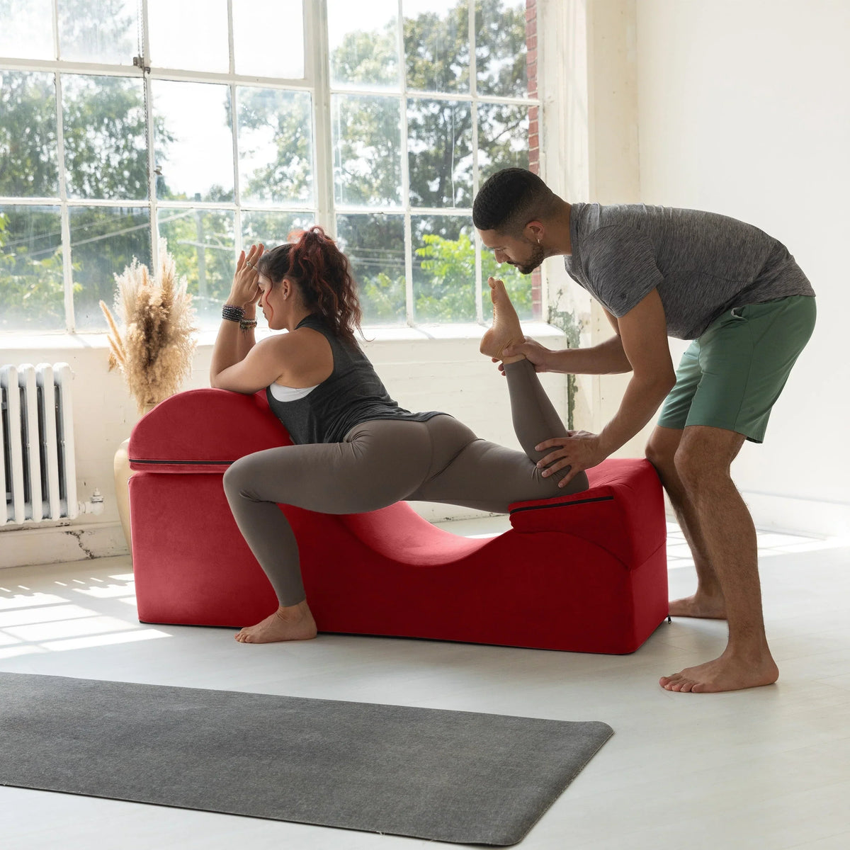 Avana Kami umwandelbare Chaiselongue / Yoga und Massage - 2-in-1-Hocker mit verstecktem ausklappbarem Yoga-Loungesessel, Mikrosamt - N/A
