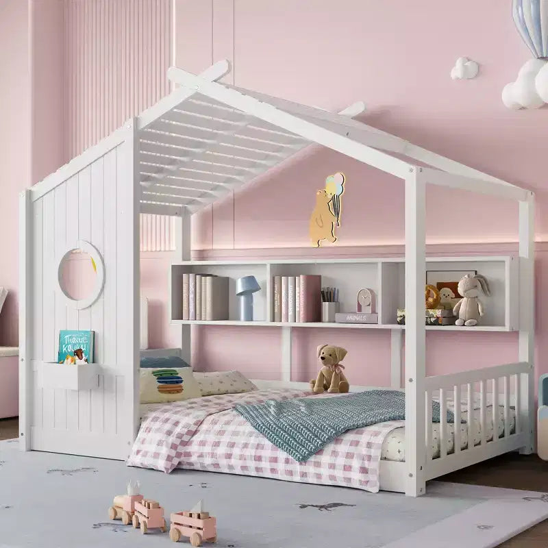 Vloerbed in huisjesvorm met ingebouwde opbergplanken en dak met latten