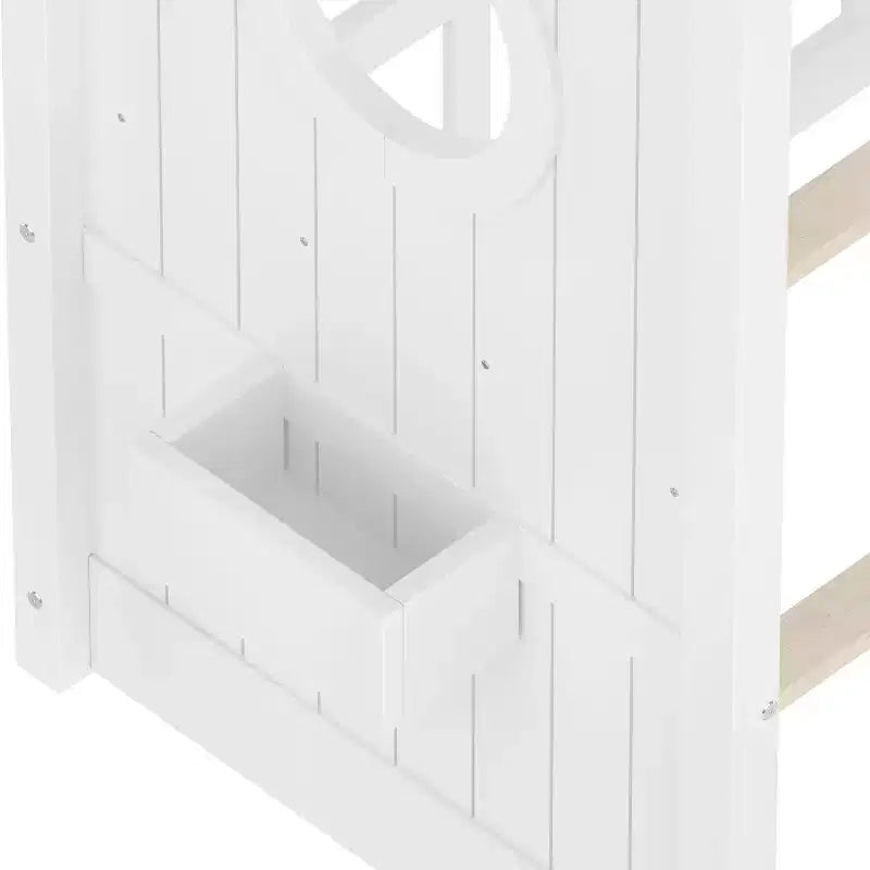 Vloerbed in huisjesvorm met ingebouwde opbergplanken en dak met latten