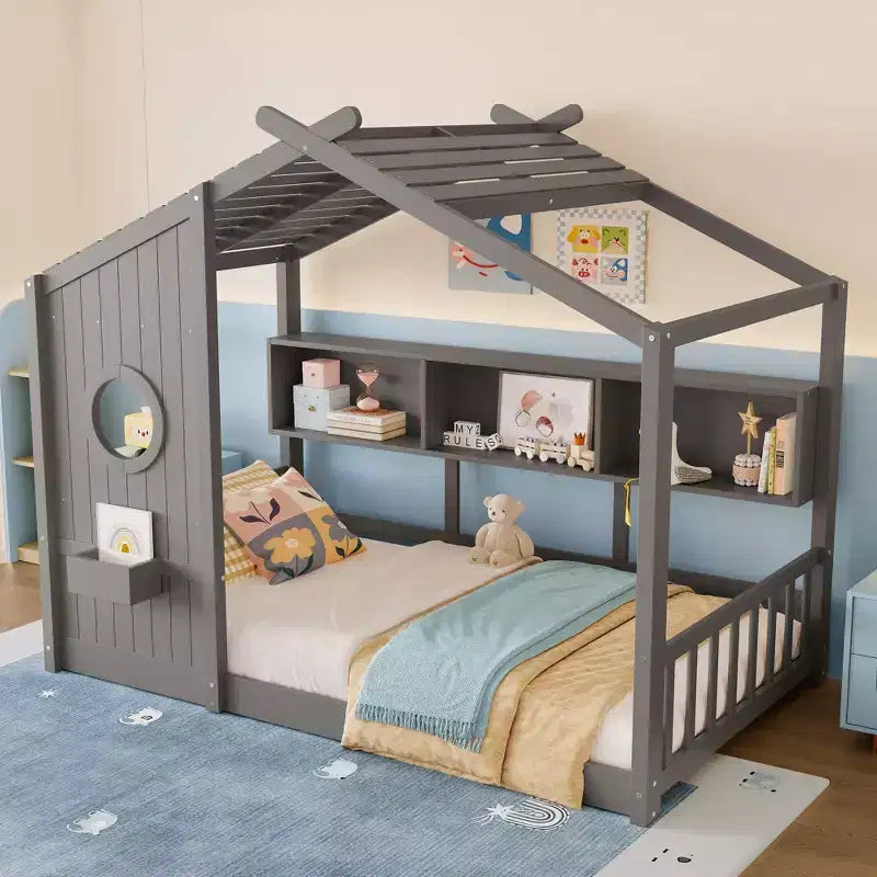Vloerbed in huisjesvorm met ingebouwde opbergplanken en dak met latten