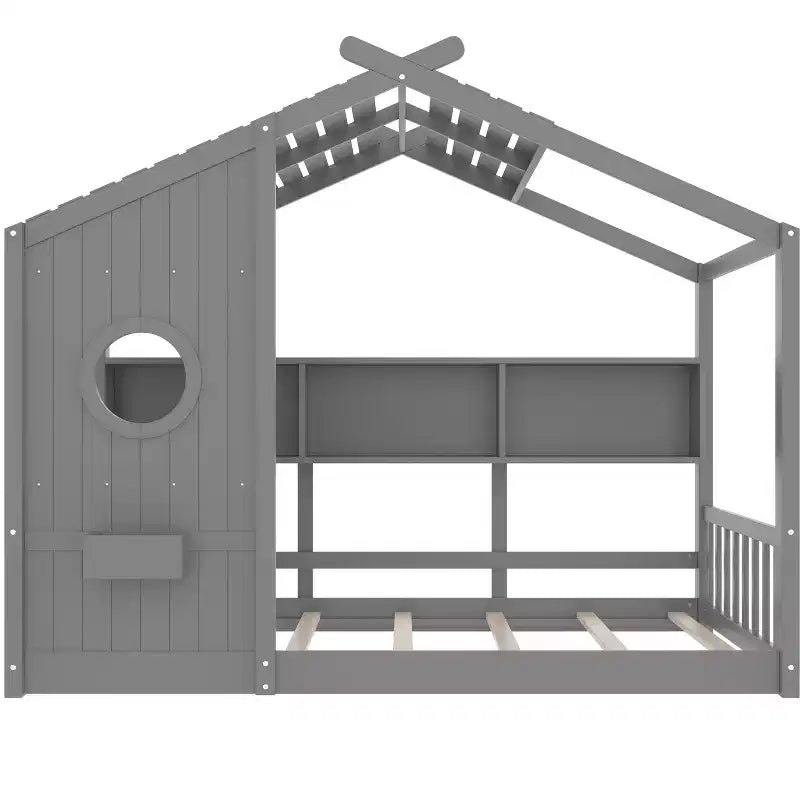 Vloerbed in huisjesvorm met ingebouwde opbergplanken en dak met latten