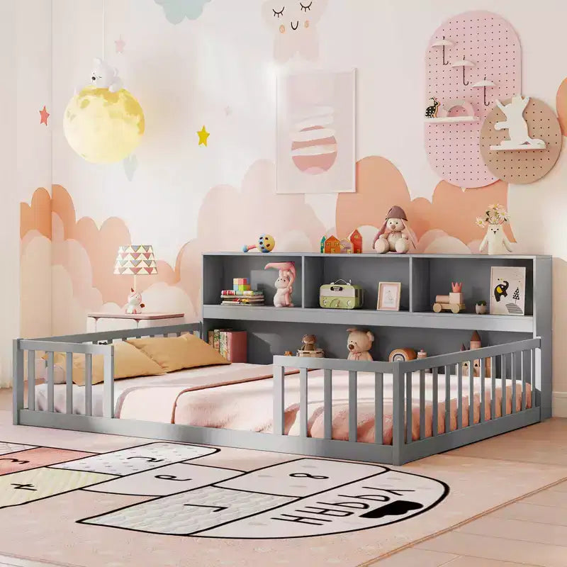 Letto Montessori a terra Twin/Full con libreria, ripiani contenitori e sponde di sicurezza, bianco/grigio