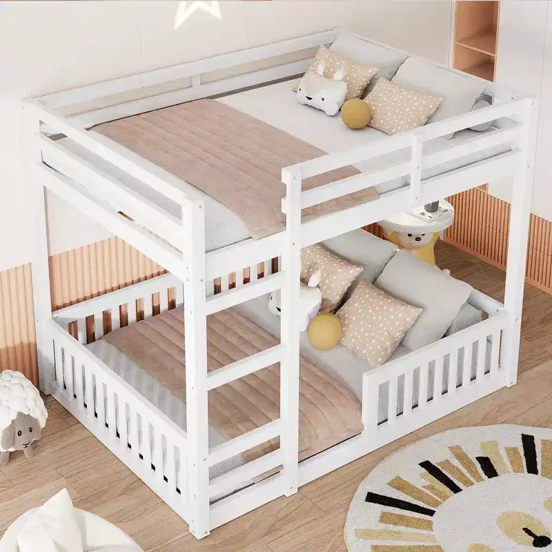 Letto a castello in legno a due piazze con scala e sponde di protezione, letto a castello basso a due piazze con supporto a doghe