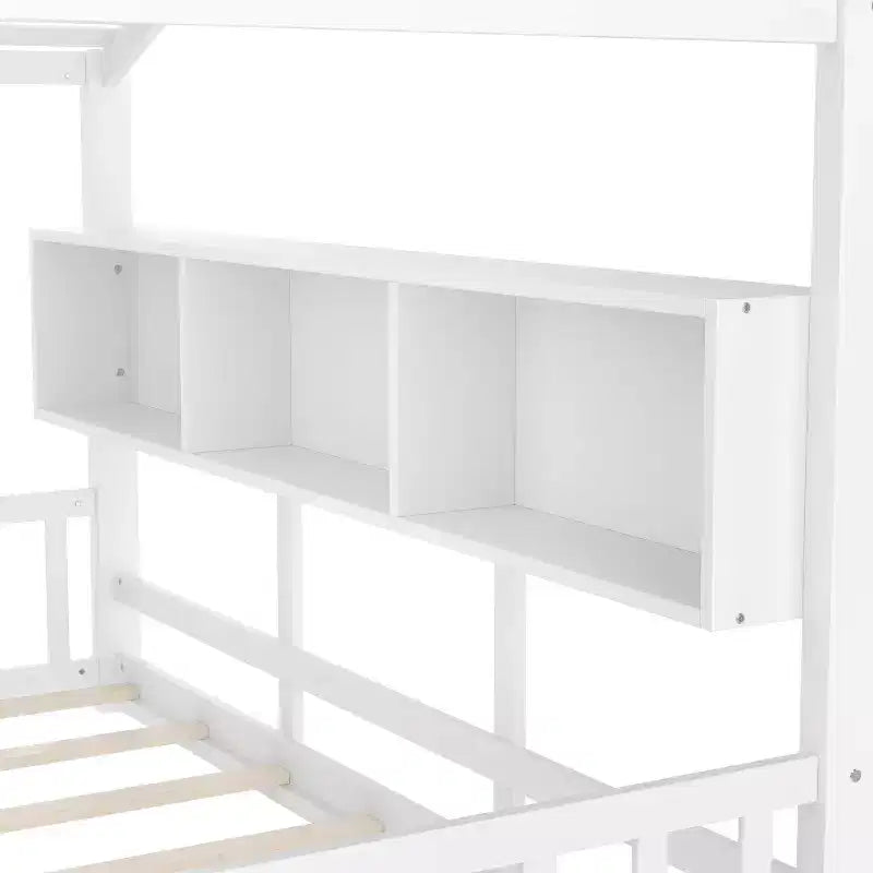 Vloerbed in huisjesvorm met ingebouwde opbergplanken en dak met latten