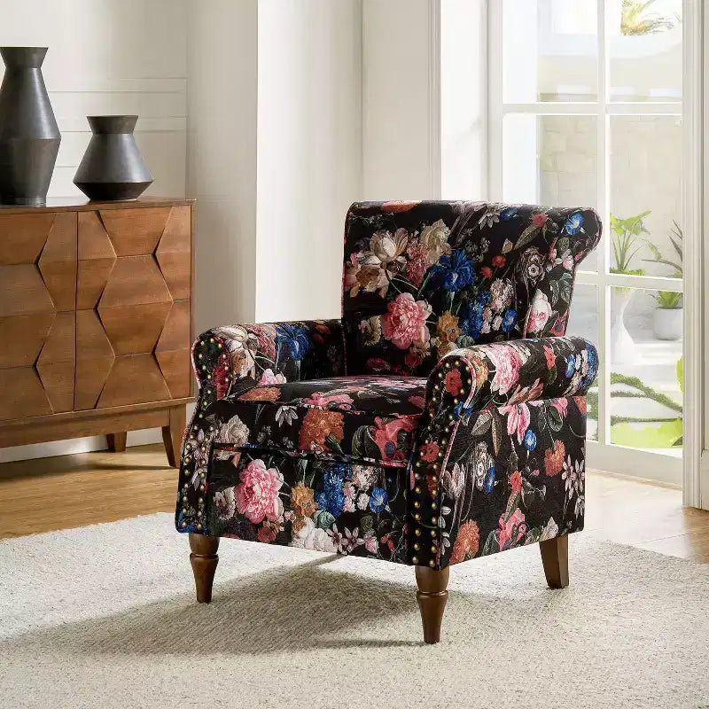 Araceli traditioneller gepolsterter Holzsessel mit Blumenmuster, Ohrenlehnen und Ziernägeln | ART OF LIVING DESIGNS