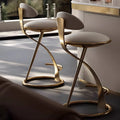 Luxe barkruk met strak beige leren zitvlak en goudkleurig metalen frame