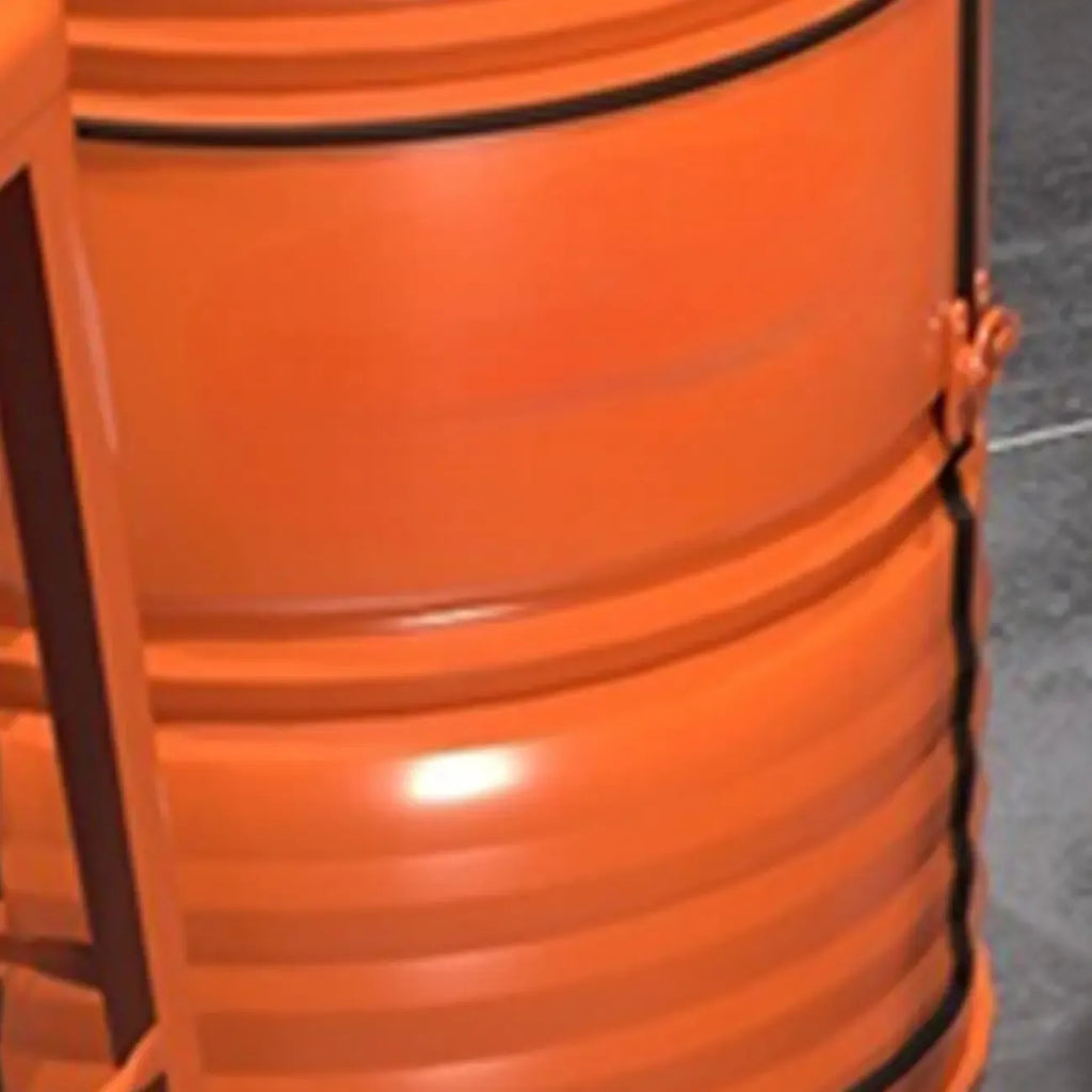 Mesas de apoio industriais de tambor metálico, pretas e cor de laranja, com arrumação