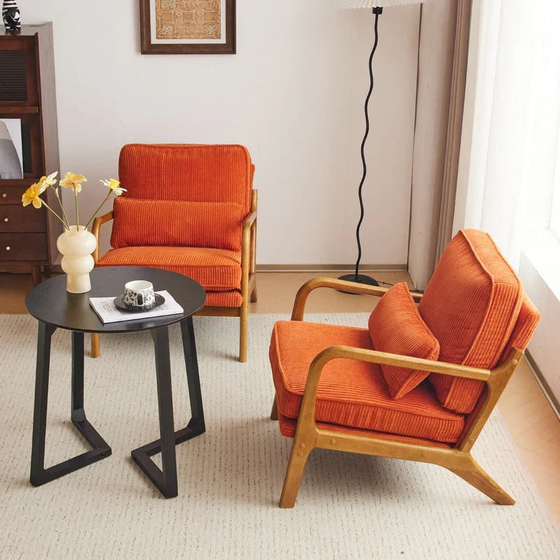 Gestoffeerde accentstoel in midcenturymoderne stijl
