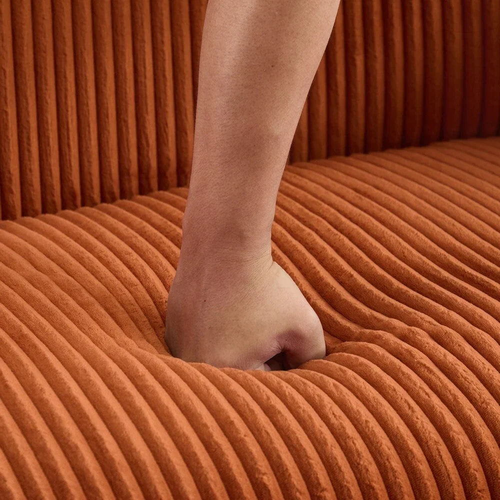 Canapé 2 places recouvert de velours côtelé, avec pieds en bois couleur noyer