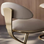 Luxe barkruk met strak beige leren zitvlak en goudkleurig metalen frame