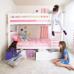 Stapelbed van massief hout voor kinderen, twee eenpersoonsbedden boven elkaar, met opberglades onder het bed