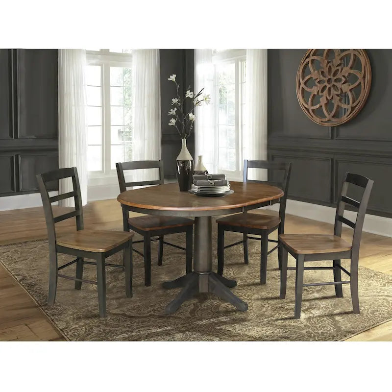 Ronde uitschuifbare eettafel van 36 met 4 Madrid-stoelen