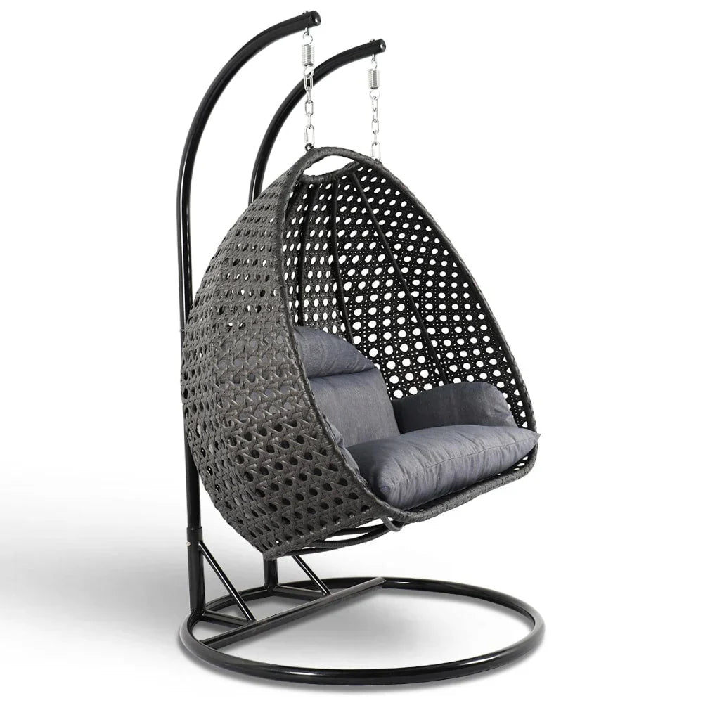 LeisureMod hangende eierstoel voor 2 personen met standaard - hangmatstoel voor buiten en binnen van rotanlook wicker, met kussens