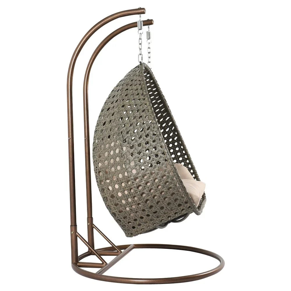 LeisureMod hangende eierstoel voor 2 personen met standaard - hangmatstoel voor buiten en binnen van rotanlook wicker, met kussens