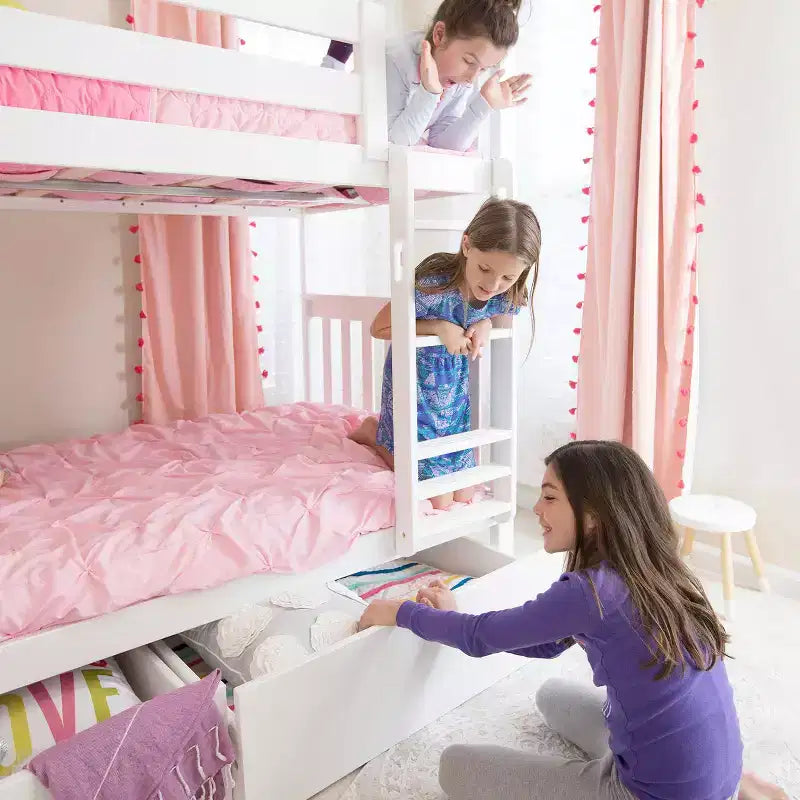 Stapelbed van massief hout voor kinderen, twee eenpersoonsbedden boven elkaar, met opberglades onder het bed