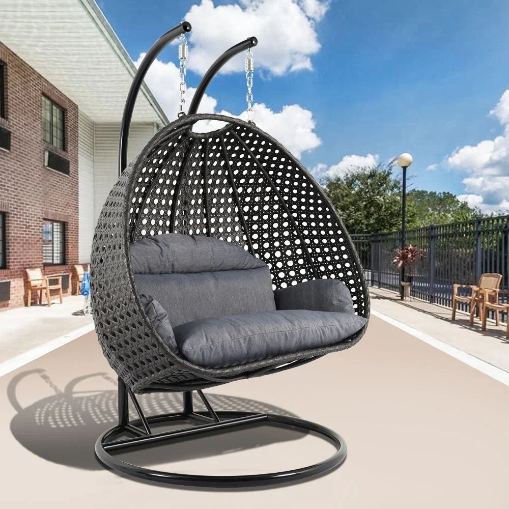 LeisureMod hangende eierstoel voor 2 personen met standaard - hangmatstoel voor buiten en binnen van rotanlook wicker, met kussens