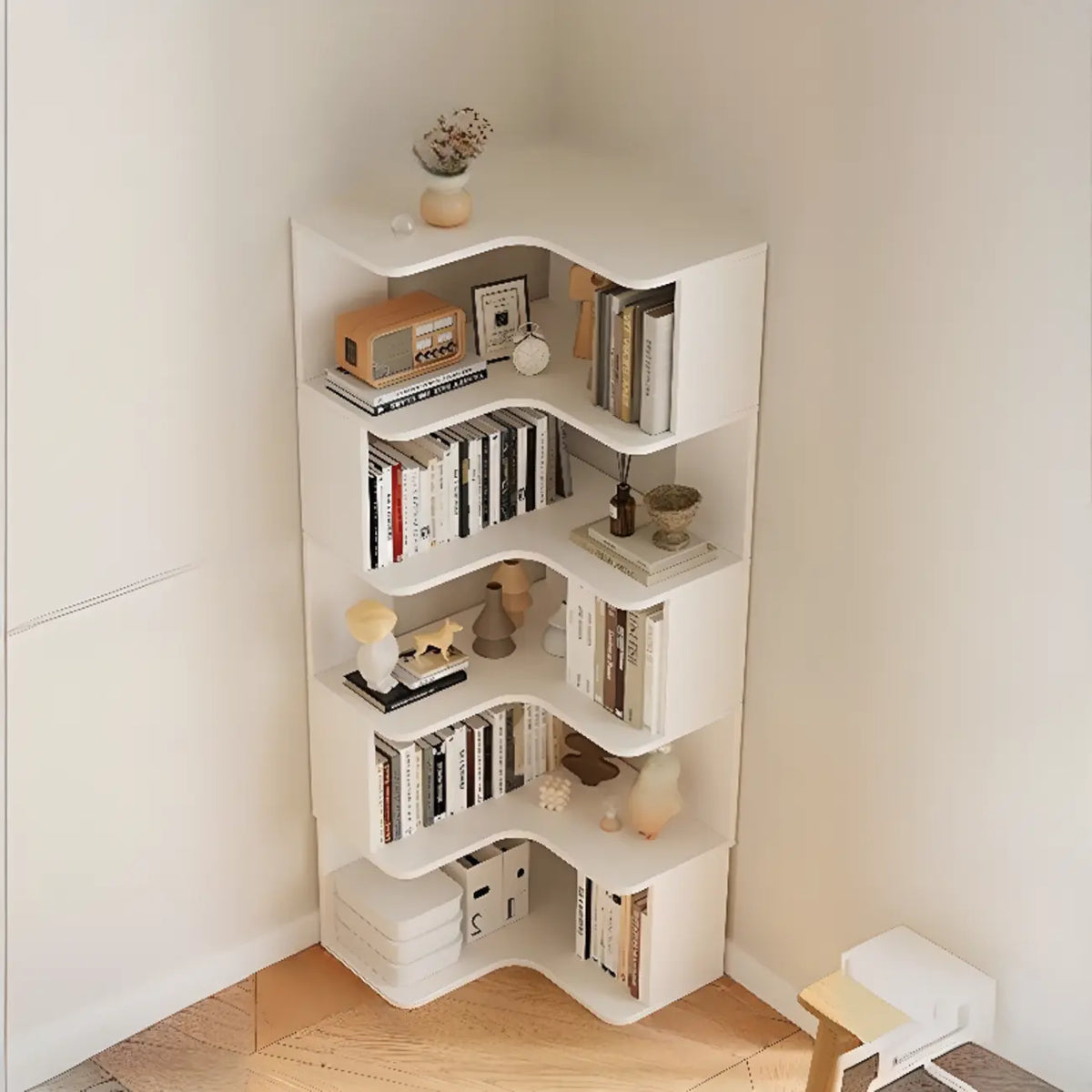Libreria angolare in legno ingegnerizzato con 6 ripiani